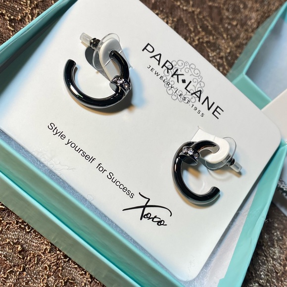 NWT 💥 DESIGNER INSPIRED CREST NAIL SMALL HOOPS HEMATITE WITH CRYSTALS EARRINGS - Picture 10 of 10